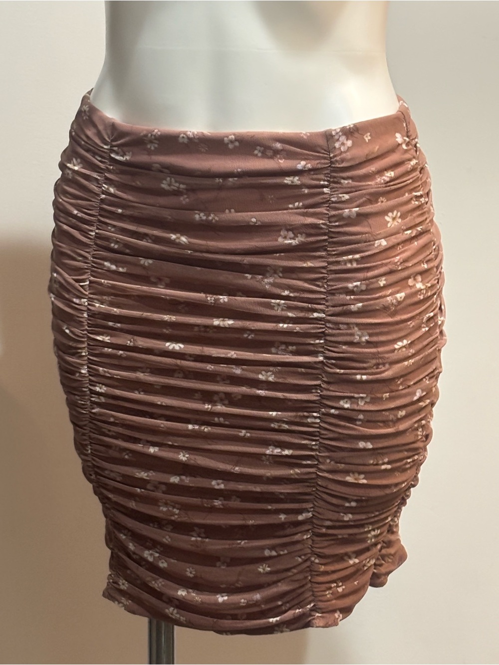 Blashe Ruched Mini Skirt in Dusty Rose with Floral Print